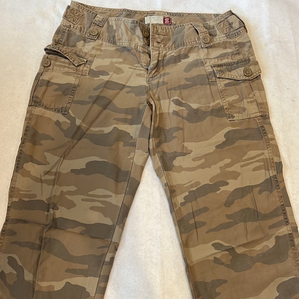 Old Navy Cargo Camo Ultra Low Waist size 4 capris